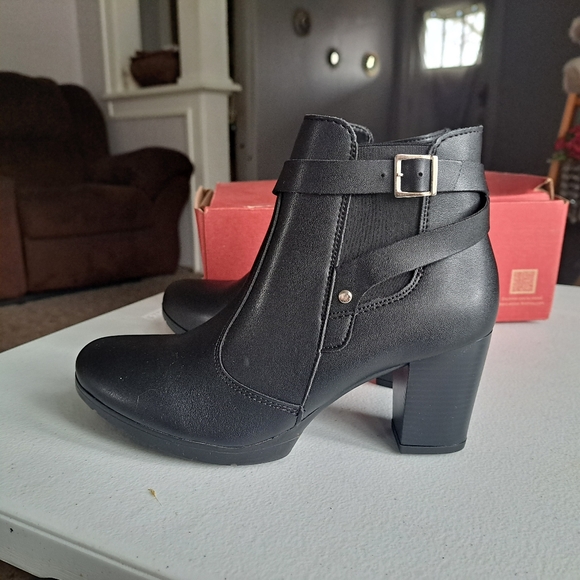 Andrea Black Ankle Booties - Picture 6 of 7